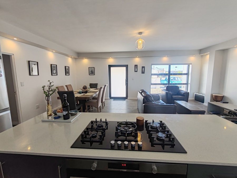 To Let 4 Bedroom Property for Rent in Hoogland Western Cape